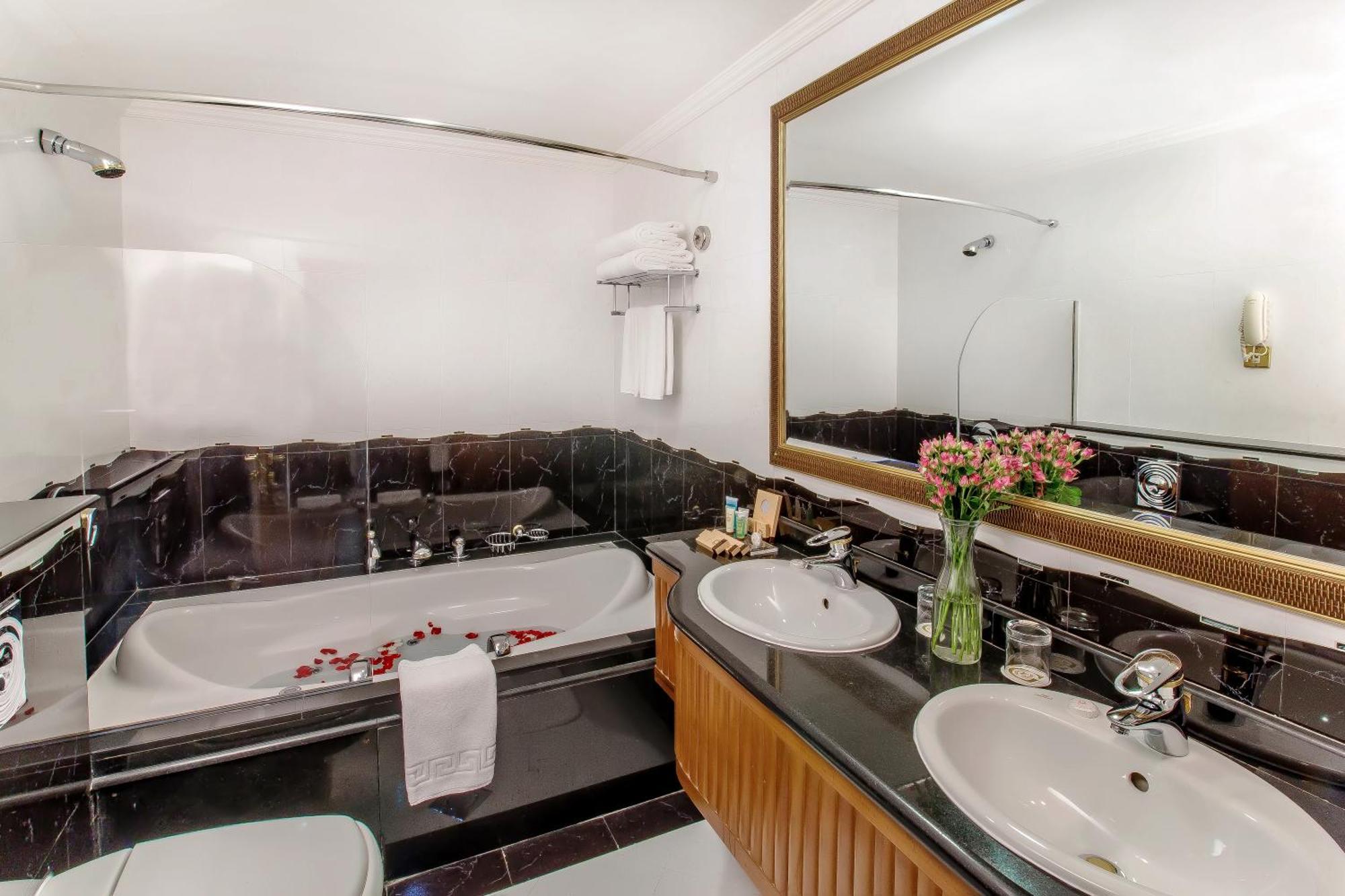 Premium Room Burj Khalifa View F&B